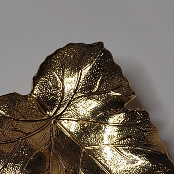 Large Gold Tone Lightweight Metal Leaf Scarf Clip - Picture 7 of 13